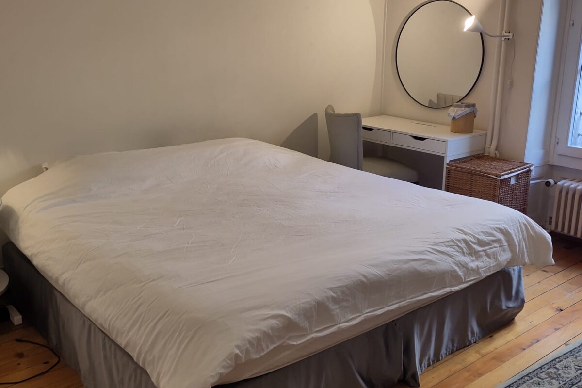 Chambre spacieuse appartement premium Airbnb Genève avec lit king size et literie hôtelière