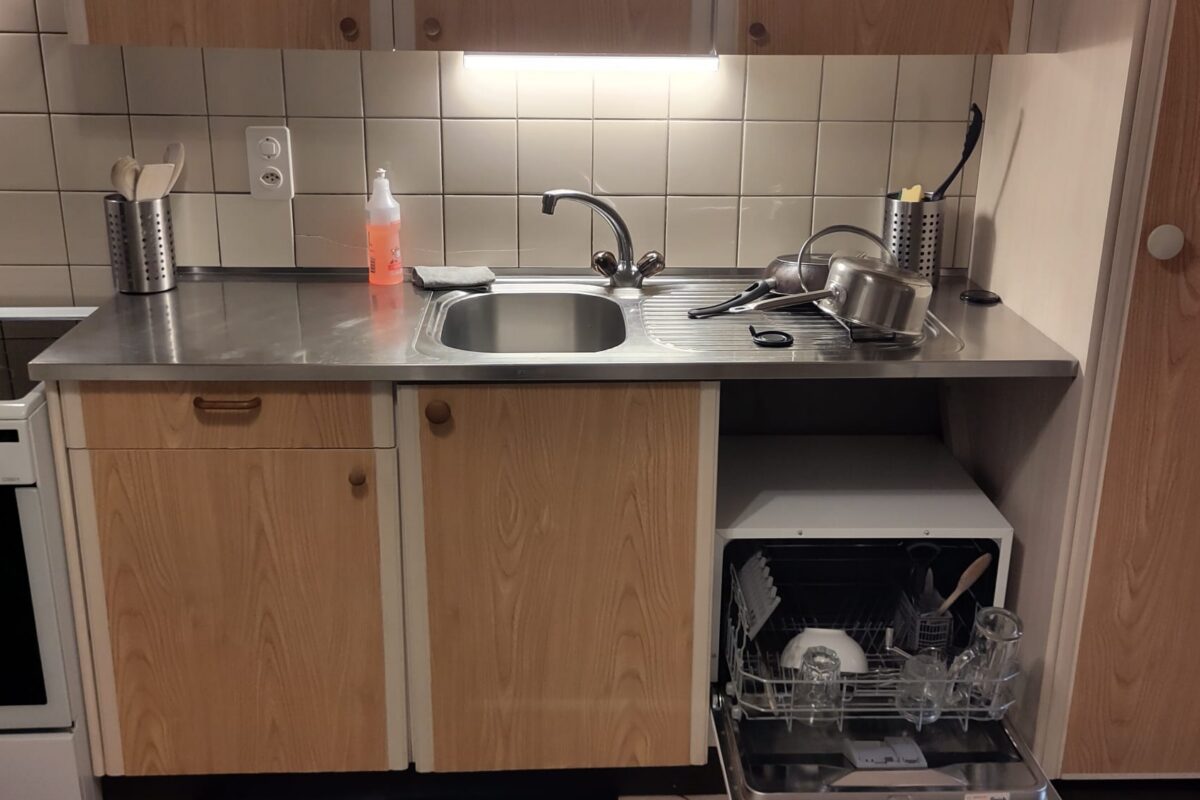 Cuisine équipée moderne appartement Airbnb Genève avec électroménager complet four lave-vaisselle