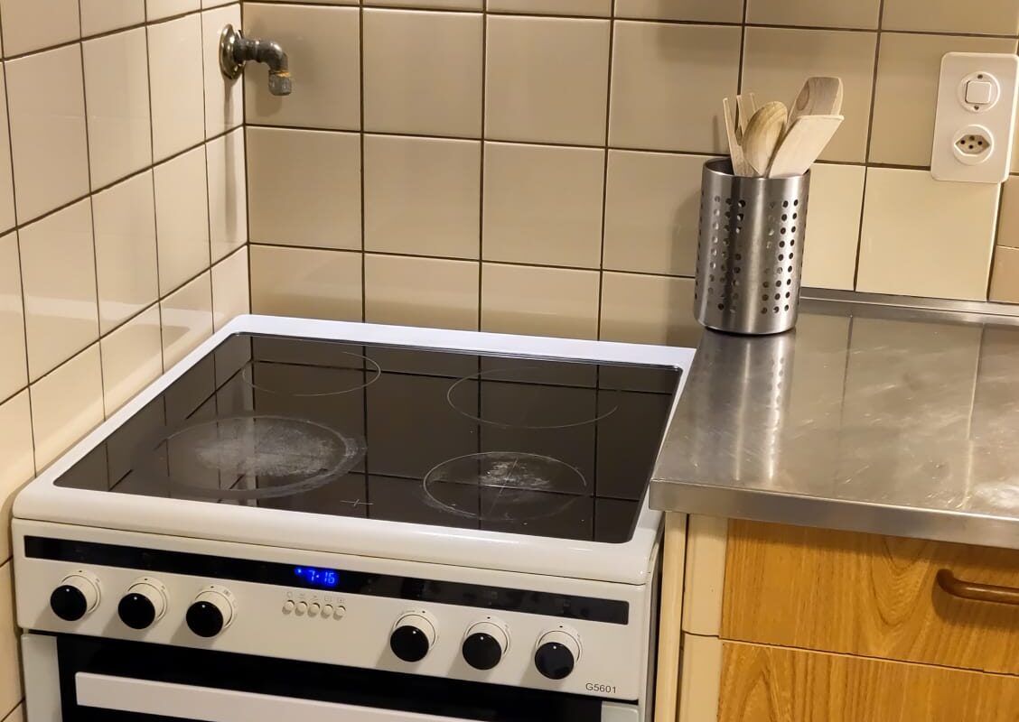 Cuisine équipée moderne appartement Airbnb Genève avec électroménager complet four lave-vaisselle