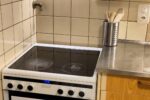 Cuisine équipée moderne appartement Airbnb Genève avec électroménager complet four lave-vaisselle