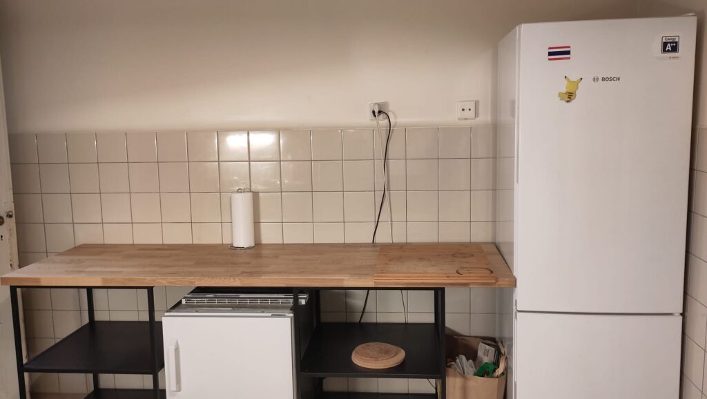 Cuisine équipée moderne appartement Airbnb Genève avec électroménager complet four lave-vaisselle