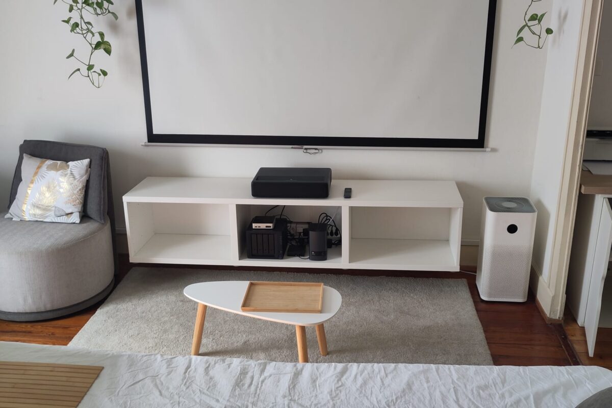 Salon spacieux appartement premium Genève Airbnb avec canapé confortable et TV smart