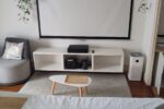 Salon spacieux appartement premium Genève Airbnb avec canapé confortable et TV smart