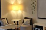 Salon spacieux appartement premium Genève Airbnb avec canapé confortable et TV smart